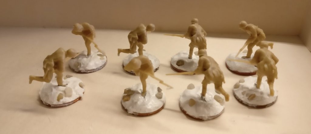 Hier die Figuren aus dem Revell Set 02510 Soviet Infantry, wie sie auf der 2-Cent-Base befestigt wurden. Sobald die Strukturpaste ausgehärtet ist,  sollten die Figuren gut haften.