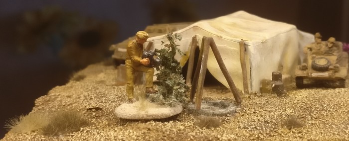 Hauptmann Alsdruf von der Propagandakompanie 4711 vor dem Zelt. Die Figur hat den Maßstab 20mm.