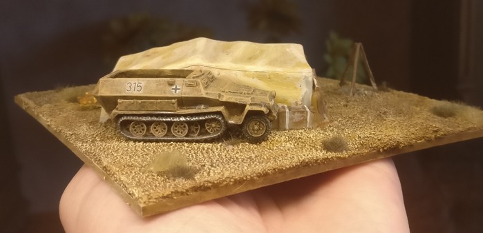 Ein mittlerer Schützenpanzerwagen, ein 251er neben dem Zelt. Das Fahrzeug hat den Maßstab 15mm.