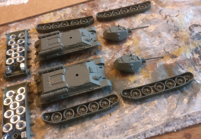 Die fertigen Baugruppen des Bausatzes Italeri 7523 "T-34/76" nach Grundlackierung mit Revell Aquacolor 36167 Grüngrau - bereit zur Endmontage.