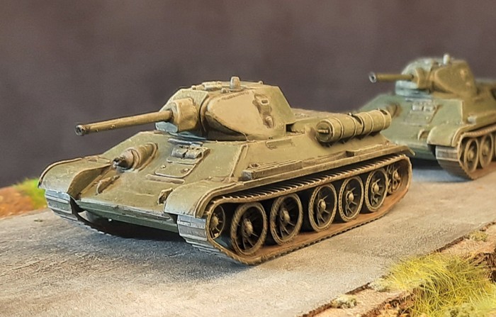 Die beiden Italeri 7523 "T-34/76" rollen auf der Straße zum Shturmigrader Stadtwald.